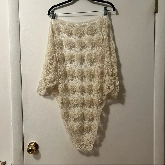 Elegant ivory rosette crocheted Shawl - Picture 1 of 3